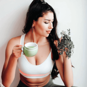 Mujer con ropa deportiva tomando moringa